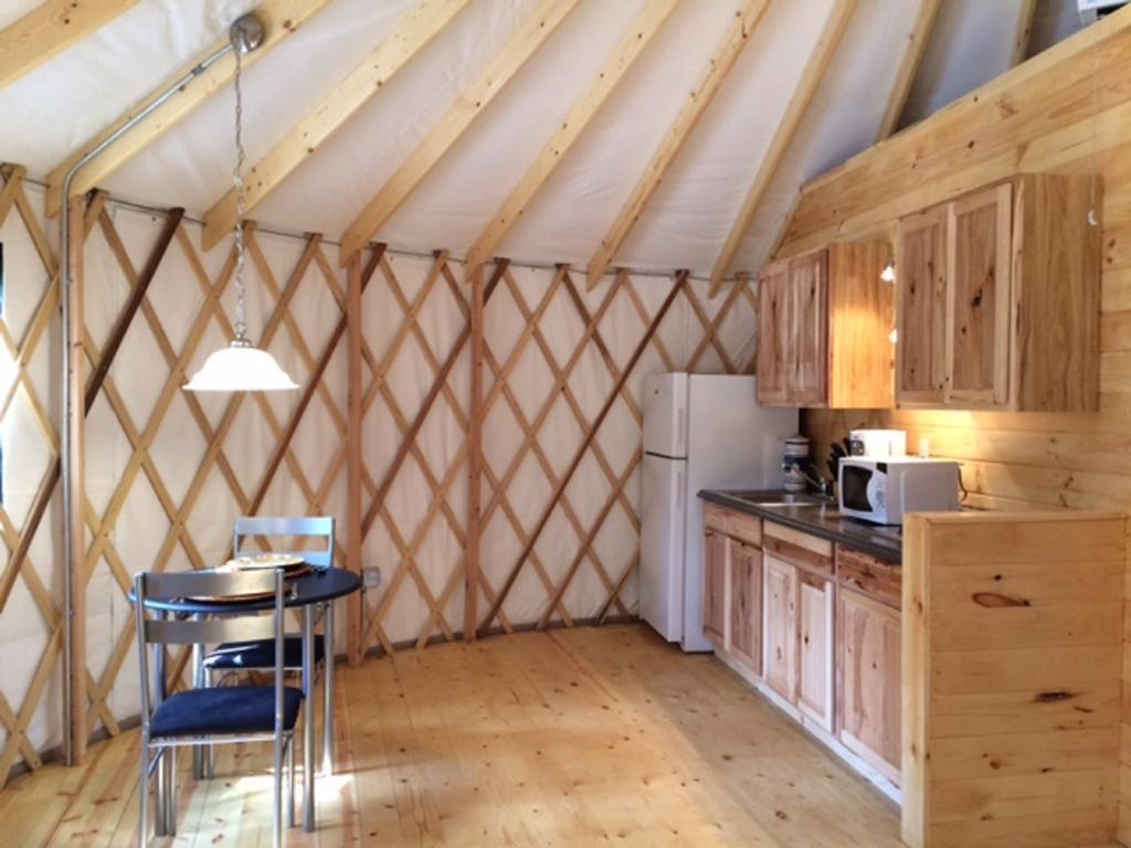 Circle M Camping Resort 16 Ft. Yurt 1 랭커스터 외부 사진